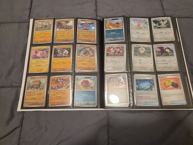Uitgebreide pokémon kaartenverzameling met prismatic evolutions box, holo's en accessoires - afbeelding 13 van  40