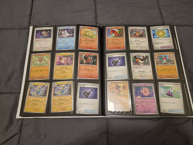 Uitgebreide pokémon kaartenverzameling met prismatic evolutions box, holo's en accessoires - afbeelding 15 van  40