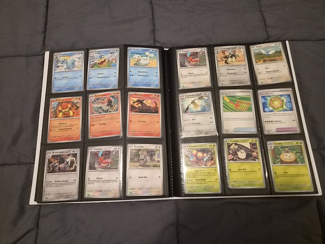 Uitgebreide pokémon kaartenverzameling met prismatic evolutions box, holo's en accessoires - afbeelding 20 van  40