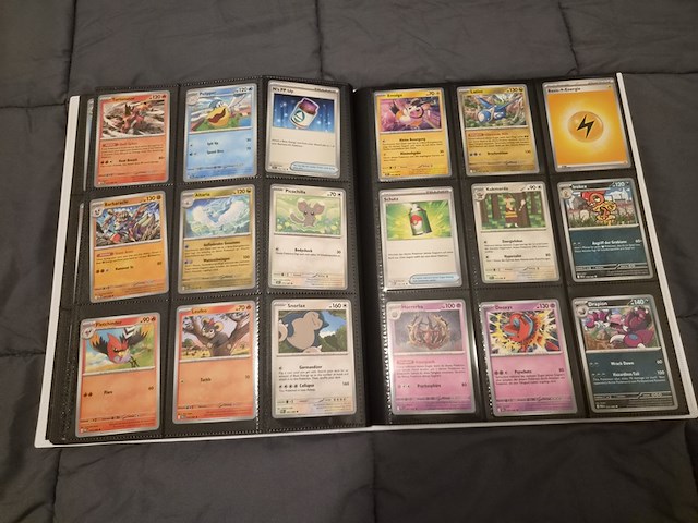 Uitgebreide pokémon kaartenverzameling met prismatic evolutions box, holo's en accessoires - afbeelding 22 van  40