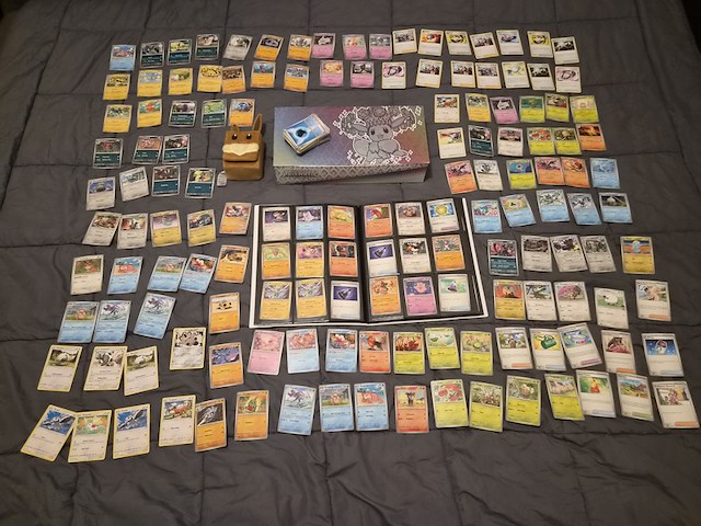 Uitgebreide pokémon kaartenverzameling met prismatic evolutions box, holo's en accessoires - afbeelding 12 van  40