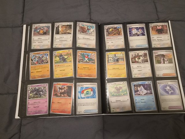 Uitgebreide pokémon kaartenverzameling met prismatic evolutions box, holo's en accessoires - afbeelding 24 van  40