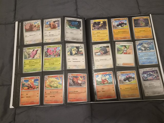 Uitgebreide pokémon kaartenverzameling met prismatic evolutions box, holo's en accessoires - afbeelding 25 van  40