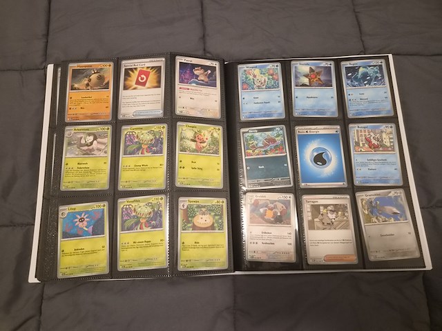 Uitgebreide pokémon kaartenverzameling met prismatic evolutions box, holo's en accessoires - afbeelding 26 van  40
