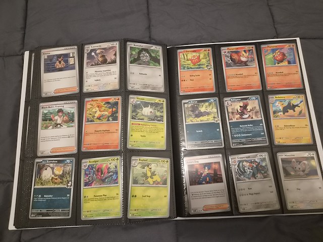 Uitgebreide pokémon kaartenverzameling met prismatic evolutions box, holo's en accessoires - afbeelding 28 van  40