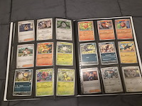 Uitgebreide pokémon kaartenverzameling met prismatic evolutions box, holo's en accessoires - afbeelding 28 van  40