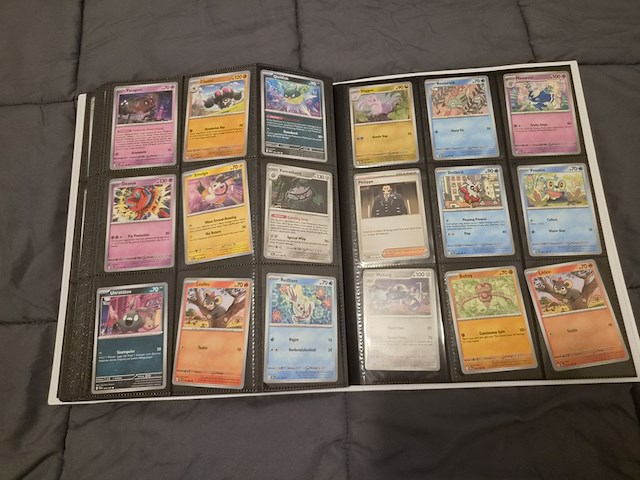 Uitgebreide pokémon kaartenverzameling met prismatic evolutions box, holo's en accessoires - afbeelding 30 van  40
