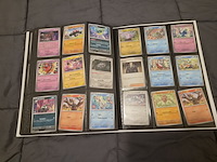 Uitgebreide pokémon kaartenverzameling met prismatic evolutions box, holo's en accessoires - afbeelding 30 van  40