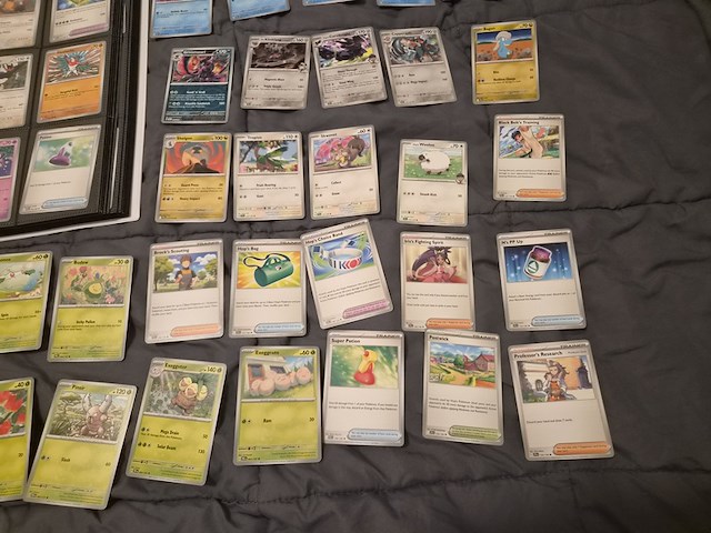Uitgebreide pokémon kaartenverzameling met prismatic evolutions box, holo's en accessoires - afbeelding 23 van  40