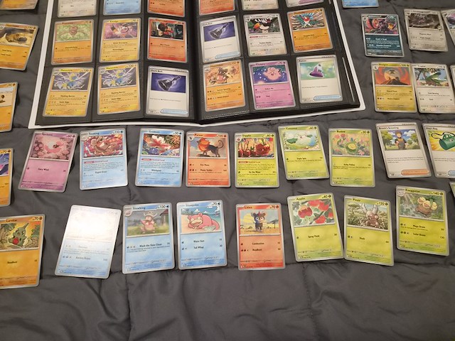 Uitgebreide pokémon kaartenverzameling met prismatic evolutions box, holo's en accessoires - afbeelding 34 van  40