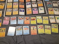 Uitgebreide pokémon kaartenverzameling met prismatic evolutions box, holo's en accessoires - afbeelding 34 van  40