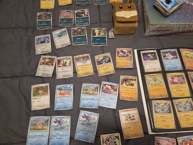 Uitgebreide pokémon kaartenverzameling met prismatic evolutions box, holo's en accessoires - afbeelding 37 van  40