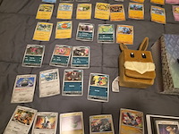 Uitgebreide pokémon kaartenverzameling met prismatic evolutions box, holo's en accessoires - afbeelding 38 van  40