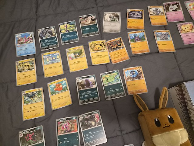 Uitgebreide pokémon kaartenverzameling met prismatic evolutions box, holo's en accessoires - afbeelding 39 van  40