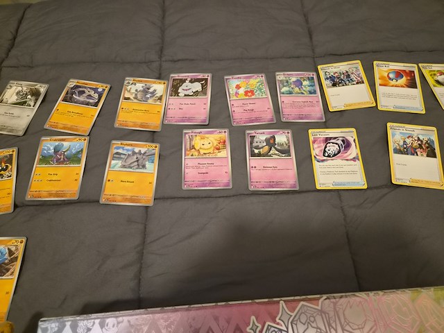 Uitgebreide pokémon kaartenverzameling met prismatic evolutions box, holo's en accessoires - afbeelding 40 van  40