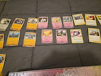 Uitgebreide pokémon kaartenverzameling met prismatic evolutions box, holo's en accessoires - afbeelding 40 van  40