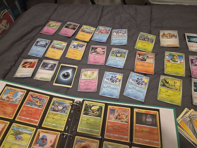 Uitgebreide pokémon verzameling met vintage kaarten, mappen en playmat - afbeelding 2 van  48