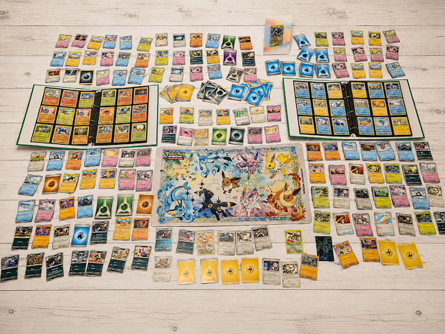 Uitgebreide pokémon verzameling met vintage kaarten, mappen en playmat - afbeelding 1 van  48