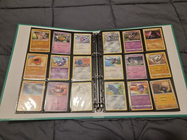 Uitgebreide pokémon verzameling met vintage kaarten, mappen en playmat - afbeelding 14 van  48