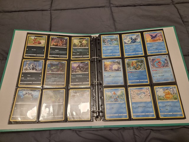 Uitgebreide pokémon verzameling met vintage kaarten, mappen en playmat - afbeelding 15 van  48