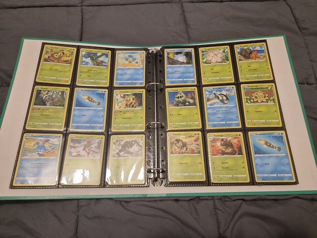 Uitgebreide pokémon verzameling met vintage kaarten, mappen en playmat - afbeelding 16 van  48