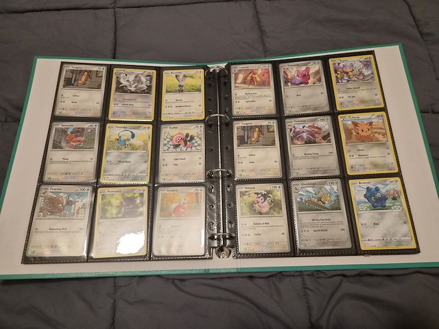 Uitgebreide pokémon verzameling met vintage kaarten, mappen en playmat - afbeelding 17 van  48