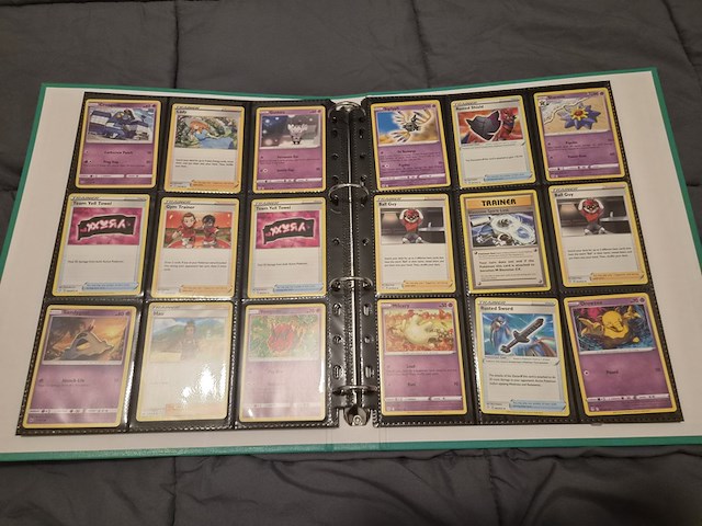 Uitgebreide pokémon verzameling met vintage kaarten, mappen en playmat - afbeelding 18 van  48