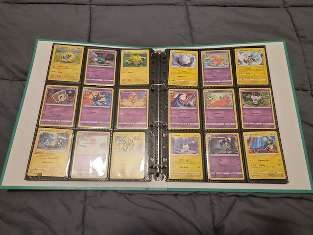 Uitgebreide pokémon verzameling met vintage kaarten, mappen en playmat - afbeelding 20 van  48