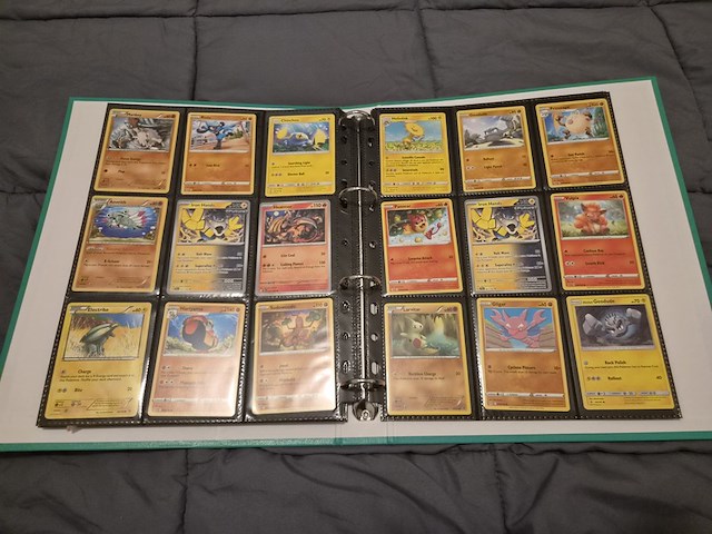Uitgebreide pokémon verzameling met vintage kaarten, mappen en playmat - afbeelding 21 van  48