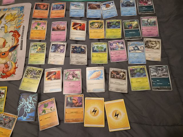 Uitgebreide pokémon verzameling met vintage kaarten, mappen en playmat - afbeelding 12 van  48