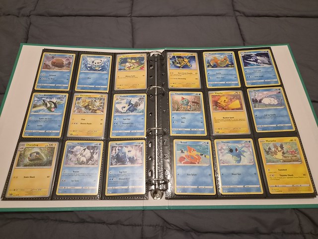 Uitgebreide pokémon verzameling met vintage kaarten, mappen en playmat - afbeelding 30 van  48