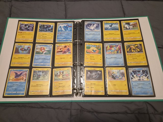 Uitgebreide pokémon verzameling met vintage kaarten, mappen en playmat - afbeelding 32 van  48