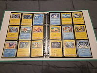 Uitgebreide pokémon verzameling met vintage kaarten, mappen en playmat - afbeelding 32 van  48