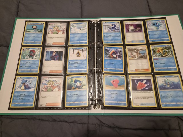 Uitgebreide pokémon verzameling met vintage kaarten, mappen en playmat - afbeelding 38 van  48