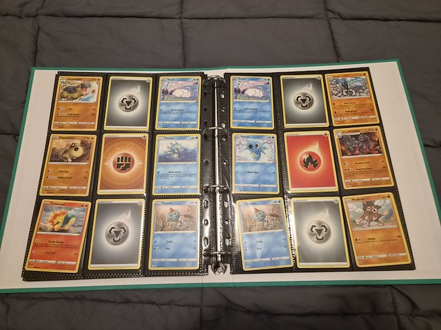 Uitgebreide pokémon verzameling met vintage kaarten, mappen en playmat - afbeelding 39 van  48