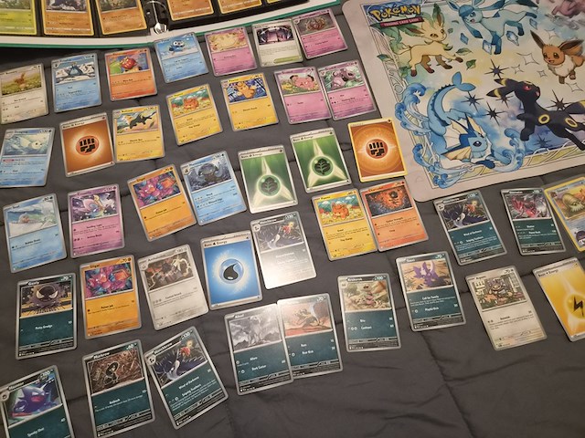 Uitgebreide pokémon verzameling met vintage kaarten, mappen en playmat - afbeelding 45 van  48