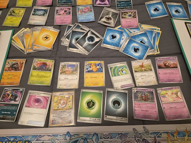 Uitgebreide pokémon verzameling met vintage kaarten, mappen en playmat - afbeelding 47 van  48