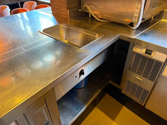 Uitgifte balie met bain-marie en kasten - afbeelding 2 van  14