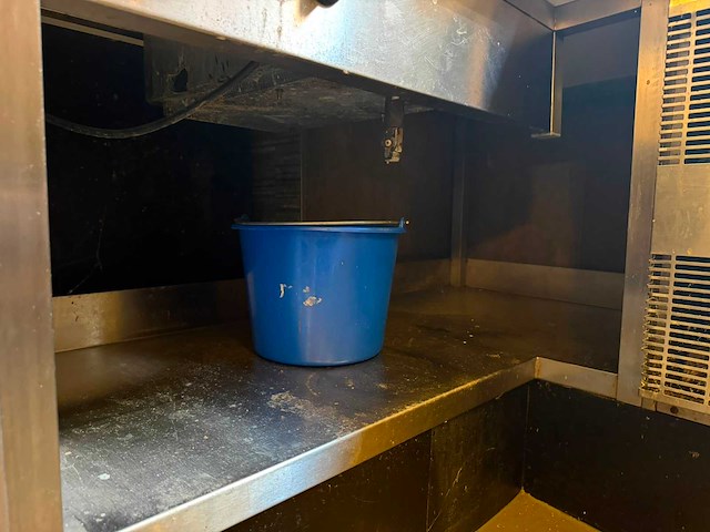 Uitgifte balie met bain-marie en kasten - afbeelding 3 van  14