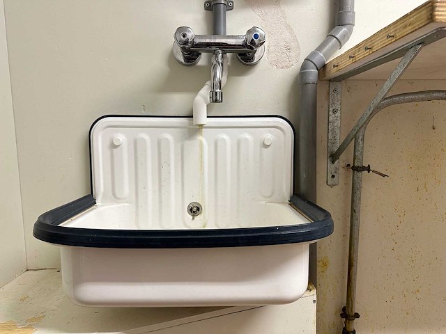 Uitstortgootsteen met mengkraan - afbeelding 1 van  4