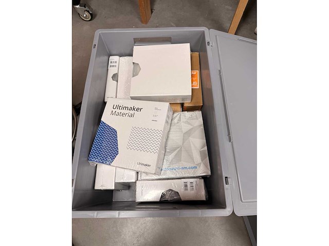 Ultimaker s5 3d printer met materiaal station en airfilter - afbeelding 3 van  11