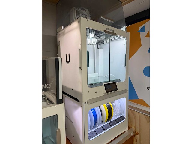 Ultimaker s5 3d printer met materiaal station en airfilter - afbeelding 1 van  11