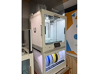 Ultimaker s5 3d printer met materiaal station en airfilter