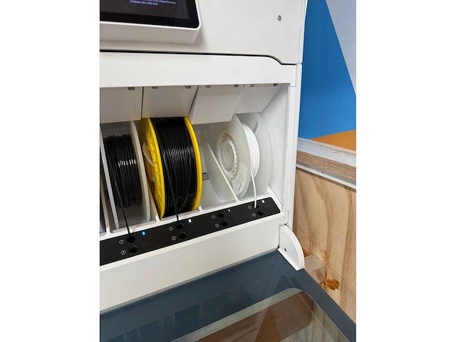 Ultimaker s5 3d printer met materiaal station en airfilter - afbeelding 8 van  11