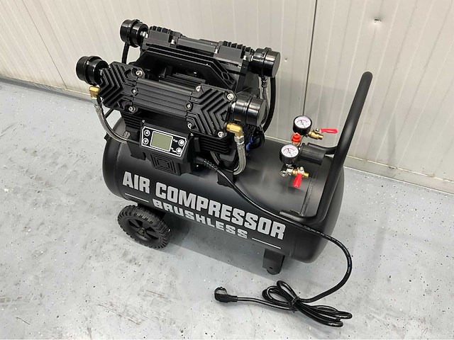Ultra force equipment compressor ac9099-39l - 2 motoren 4000w - aluminium tank - brushless - olievrij - eco stand - afbeelding 1 van  25