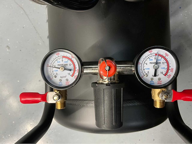 Ultra force equipment compressor ac9099-39l - 2 motoren 4000w - aluminium tank - brushless - olievrij - eco stand - afbeelding 22 van  25