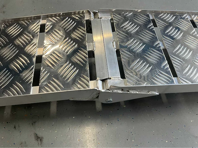 Ultra force equipment oprijplaat 1 stuk - inklapbaar - draagvermogen 680 kg - afbeelding 6 van  8