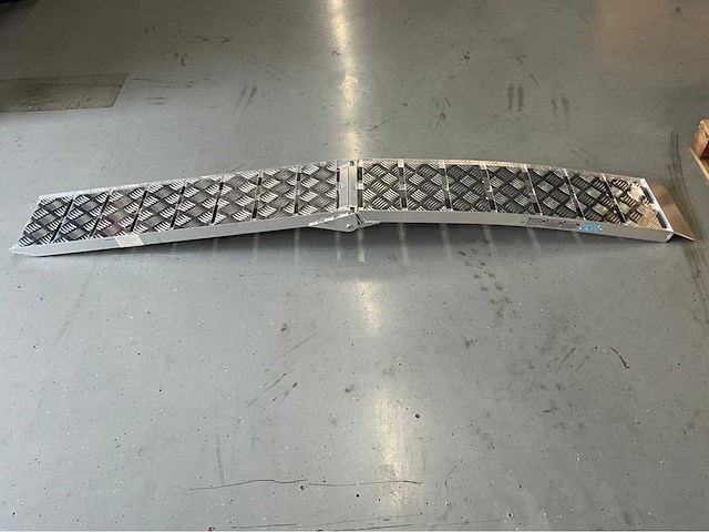 Ultra force equipment oprijplaat 1 stuk - inklapbaar - draagvermogen 680 kg - afbeelding 7 van  8