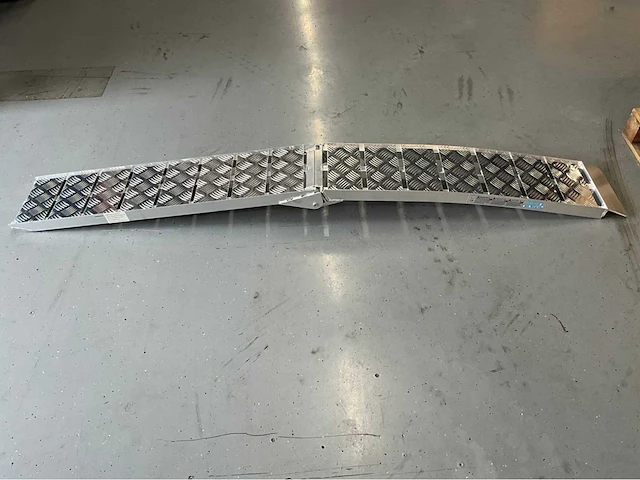 Ultra force equipment oprijplaat 1 stuk - inklapbaar - draagvermogen 680 kg - afbeelding 7 van  8