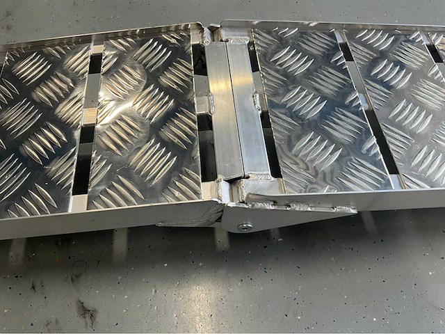 Ultra force equipment oprijplaat 2 stuks - inklapbaar - draagvermogen 2x 680 kg - afbeelding 8 van  8